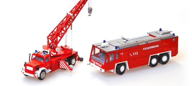 Schwerer Magirus Bergekran und Kronenbourg Flugfeldlöschfahrzeug Maßstab 1:50