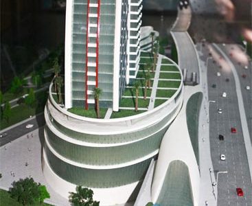 Restauration eines Architekturmodells: verschobene Stockwerke und lose bzw. verloren gegangene Glasfronten, nicht sichtbarer Schaden: Rechte Längsfront des Turmaufbaus lose.
