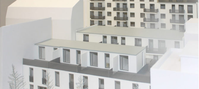 Modell der Wohnanlge im Maßstab 1:50 zusammen mit den umgebenden Gebäuden. Damit kann sehr gut dargestellt werden, wie sich das Modell in den vorhandenen Baubestand einfügt.