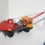 Fuchs auf MAN LKW Mit Abstützugen und Pritsche zum Mitführen von Arbeitseinrichtungen