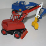 Fuchs 703 M mit Hydraulischem Verstellzylinder und schmalem 2-Schalengeifer für den Leitungsbau