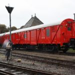 Geräte oder Magazinwagen mit Manschaftswagen dahinter