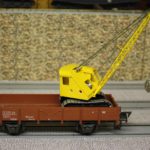 Verstellbar sind Ausleger und Greifer mit Steckkurbel.