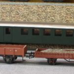 Die lackierten aber noch unbeschrifteten Wagen