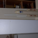 Gegenüber dem Gebäude wirkt die Rakete fast niedlich