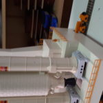 Die Geländer werden gefräst, lackiert und angebracht