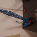 einer als Kran oder mit Abrissbirne