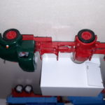 Der LKW mit dahinter stehedem Aufbau.