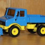 Unimog Siku mit Verdichterplatten