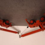 Links der Kran mit eingebauter Winde...