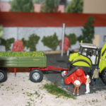 Claas mit Raupe und anhänger mit Normalbordwand