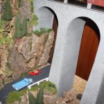 Felswand und Straße