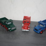 In Scholpp-Farben lackierte KDV 22 mit Nachfolger links ud als Kipper rechts