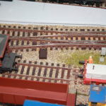 Die Schmalspurlok wartet auf das Kupplungsmanöver