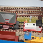 Die Lok zieht mit den Wagen ab