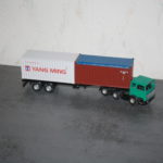 und mit 2 20 Fuß Containern...