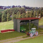 Holzstapel mit Plane aus Papierserviette