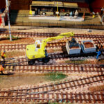 2-Wegbagger beim Einschottern einer Weiche