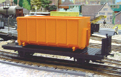 Transport von Behältern und Containern mit der Schmalspurbahn im Modell 1:45/1:50
