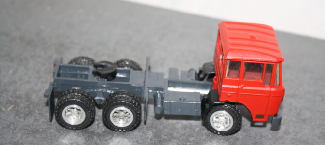 Schwere DAF 3-Achs-Zugmaschine 2600 in 1: 50