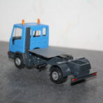 Die Zugmaschine von hinten links