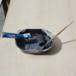 Farbe und Werkzeug zum Auftragen