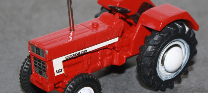 Der International Harvester Traktor von ?Ertl? in 1:50/1:45