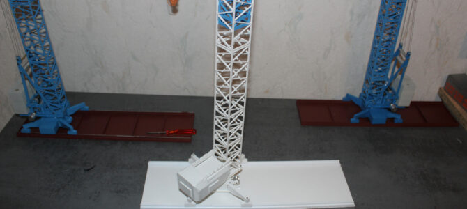Hilgers Hochbaukran 45/58 Version 1 mit Kiesballast in 1:50